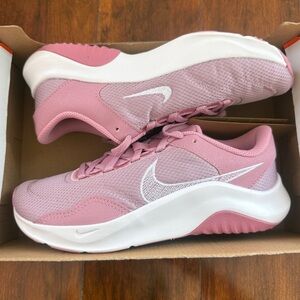 NWT Nike Legend Essentials 3 Women Size 6